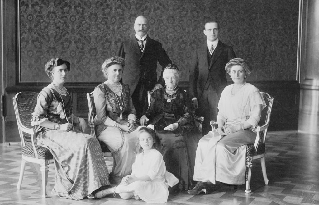 Photograph of the Mecklenburg-Strelitz family, 1912 (Royal Collection Trust)