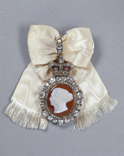Royal Order of Victoria and Albert, 1st class: Queen Alexandra's badge