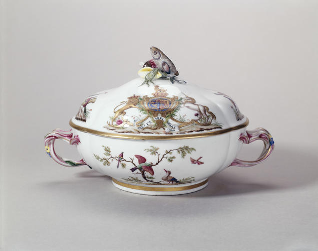 Master: Broth basin, cover and oval stand
Item: Cover Master: Broth basin, cover and oval stand
Item: Cover