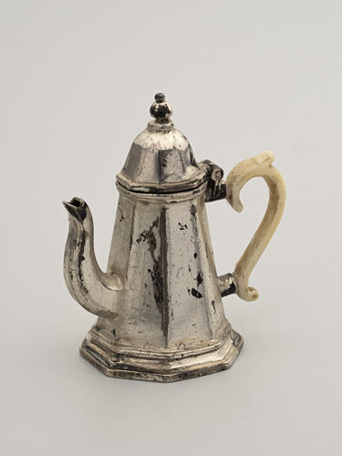Coffee pot