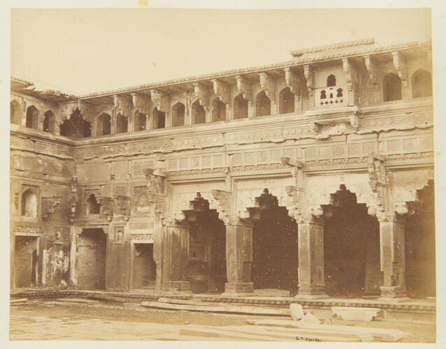 Facade in Jehangeer Mahal, Agra Facade in Jehangeer Mahal, Agra
