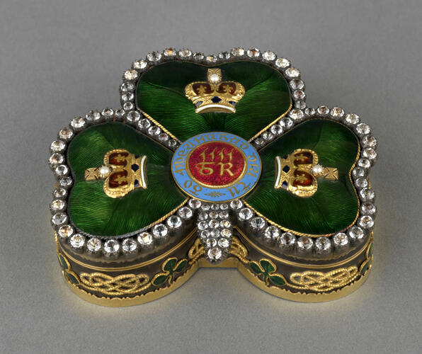 Shamrock-shaped snuff box