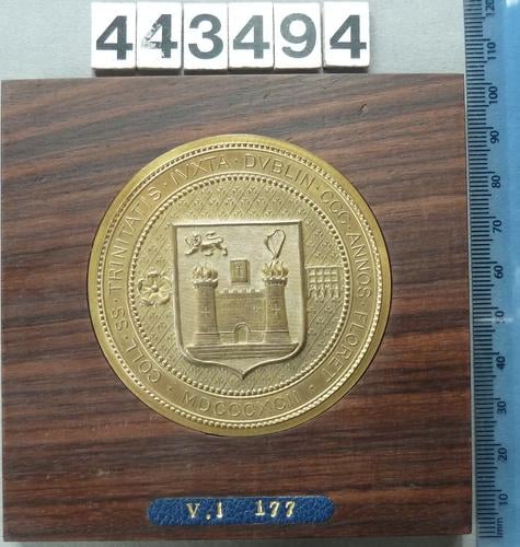 Medal commemorating the tercentenary of the foundation of Trinity College, Dublin