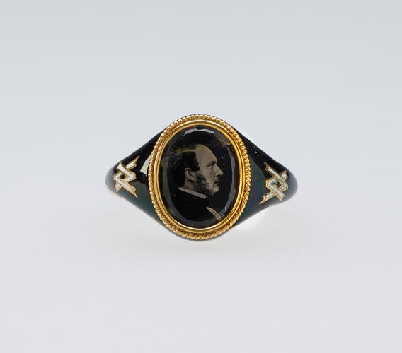 Mourning ring with a microphotograph of Prince Albert (1819-61)