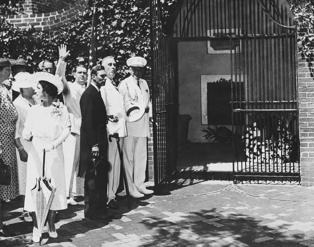 King George VI, Queen Elizabeth, President and Mrs. FD Roosevelt and party at George Washington's tomb, Mount Vernon King George VI, Queen Elizabeth, President and Mrs. FD Roosevelt and party at George Washington's tomb, Mount Vernon