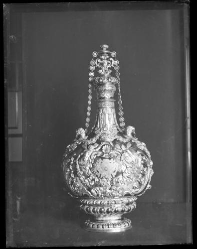 Negative of a silver-gilt cistern Negative of a silver-gilt cistern