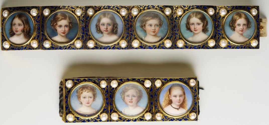 Bracelet with miniatures of Victoria, Princess Royal, Albert Edward , Prince of Wales, Princess Alice, Prince Alfred, Princess Helena and Princess Louise