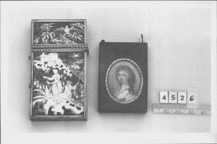 Etui containing a pair of miniatures and other implements