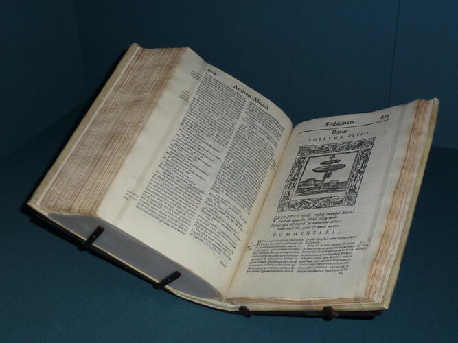 Andreae Alciati Emblemata cum commentariis Claudii Minois . . . et notis Laurentii Pignorii / opera et vigiliis Ioannis Thuilii . . Andreae Alciati Emblemata cum commentariis Claudii Minois . . . et notis Laurentii Pignorii / opera et vigiliis Ioannis Thuilii . .
