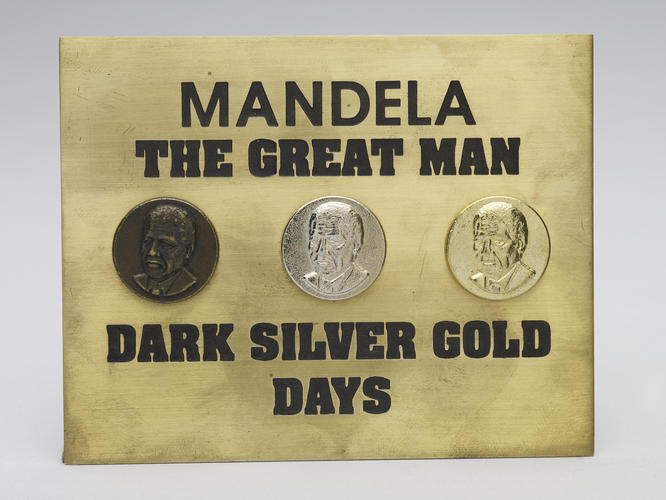South Africa : 6 buttons with the effigy of Nelson Mandela. Mounted on a metal frame and card