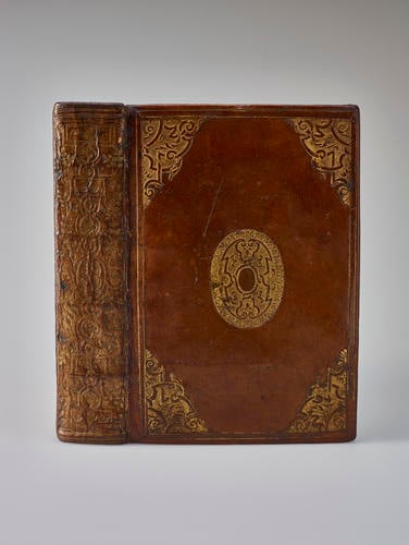 1081237 - spine+front cover.tif