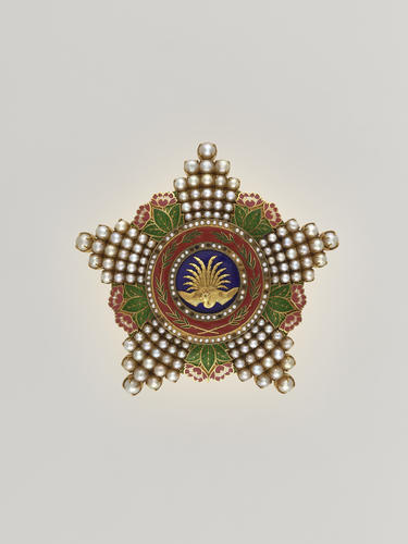 Order of the Precious Crown (Japan), First Class. Queen Mary's star