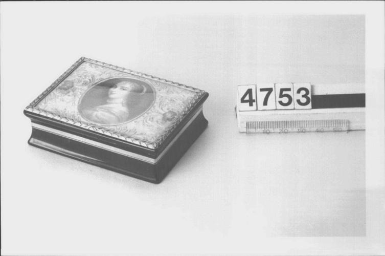 Snuff box with inset miniature of Anne `Ninon? de l?Enclos (1620-1705) Snuff box with inset miniature of Anne `Ninon? de l?Enclos (1620-1705)