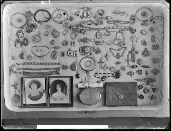 Glass plate negative of bibelots from the Queen's Sitting Room, February 1935 Glass plate negative of bibelots from the Queen's Sitting Room, February 1935