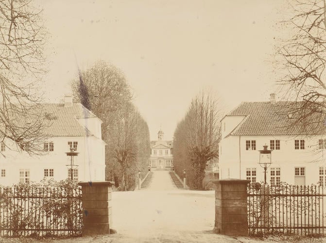 Sorgenfri Slot, Lyngby-Taarbaek