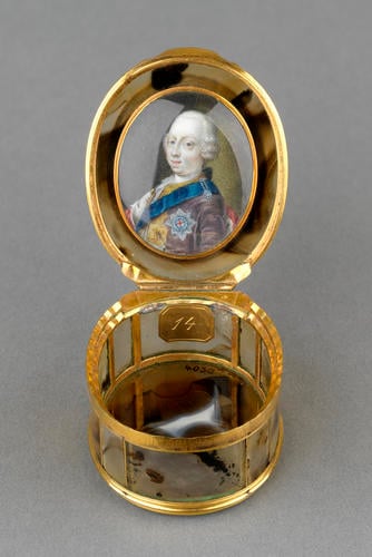 Agate snuff box with miniatures of Augusta, Princess of Wales (1719-1772) and Frederick, Prince of Wales (1707-1751) Agate snuff box with miniatures of Augusta, Princess of Wales (1719-1772) and Frederick, Prince of Wales (1707-1751)