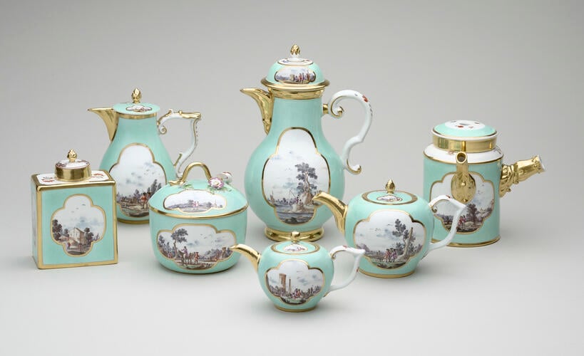 Set of tea bowls and saucers