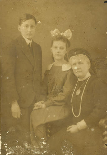Grand Duchess Elisabeth Mavrikievna, Prince George Constantinovich and Princess Vera Constantinovna Grand Duchess Elisabeth Mavrikievna, Prince George Constantinovich and Princess Vera Constantinovna