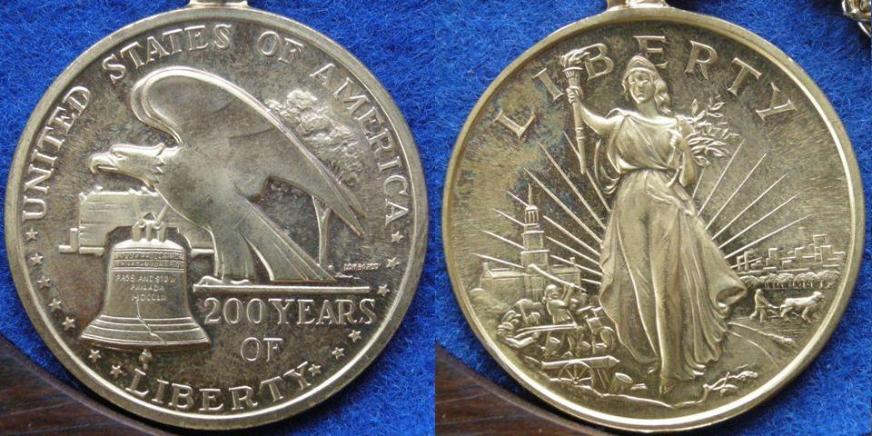 U. S. A. Gilt medal and necklace with a 30 cm chain commemorating the Bicentenary of Independence, 1976 U. S. A. Gilt medal and necklace with a 30 cm chain commemorating the Bicentenary of Independence, 1976