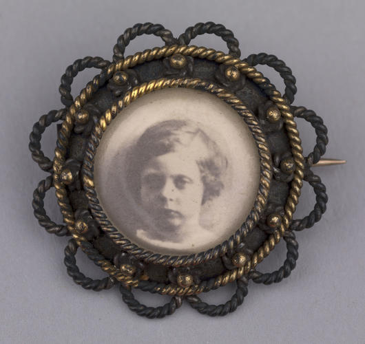 Brooch containing portrait of Prince Leopold