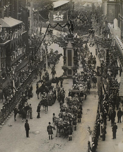 Master: Page 32 of Queen Mary's Album, Volume 15 (17th November 1909 - 16th December 1911)
Item: Royal Progress through Temple Bar, London, 23 June 1911