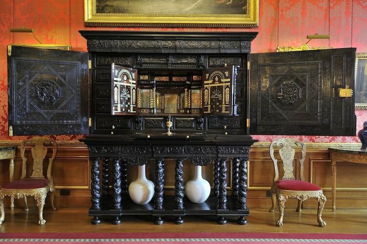 Cabinet-on-stand Cabinet-on-stand