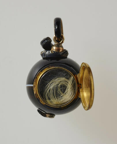 Locket containing hair of princess Mary, Duchess of Gloucester (1776-1857)