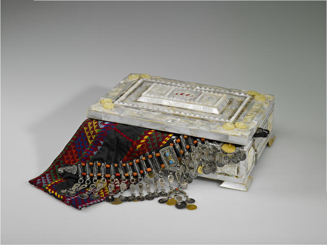 Bridal necklace (kirdan) and casket