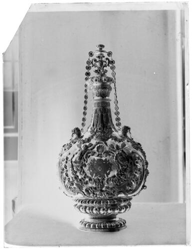 Negative of a silver-gilt cistern Negative of a silver-gilt cistern