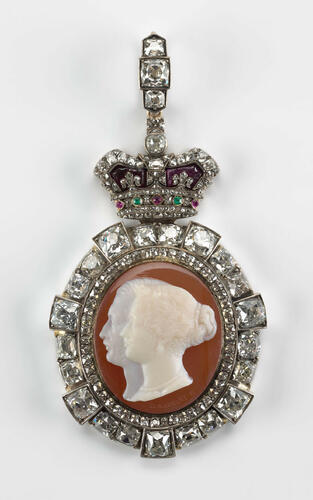 Royal Order of Victoria and Albert, 1st class: Queen Alexandra's badge