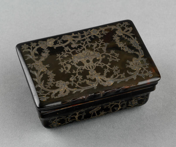 Snuff box