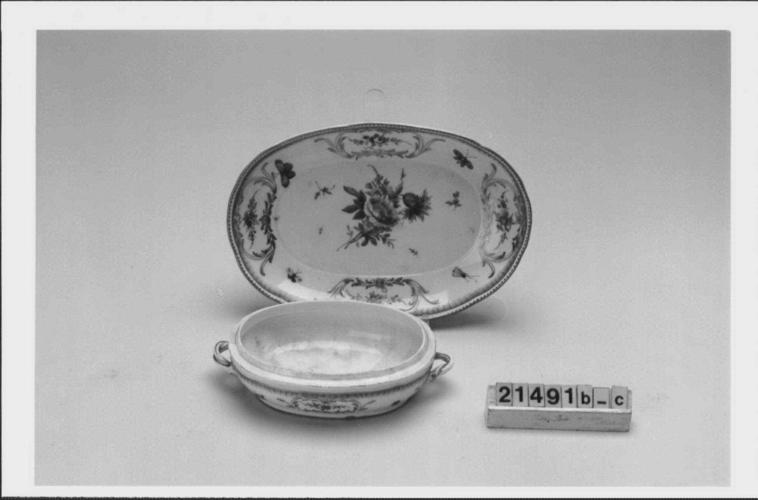 Pair of oval dishes with cover and stands (part of a dinner service)