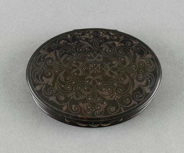 Snuff box