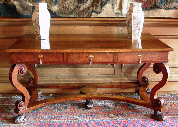 Writing table