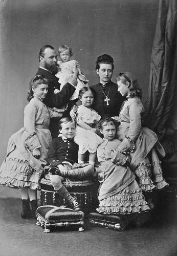 Prince and Princess Louis of Hesse with their five daughters and Prince Ernest Louis, 1875