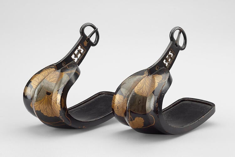 Pair of stirrups (abumi)