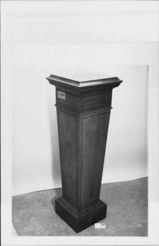Set of pedestals