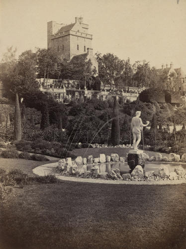 Drummond Castle, from the gardens Drummond Castle, from the gardens