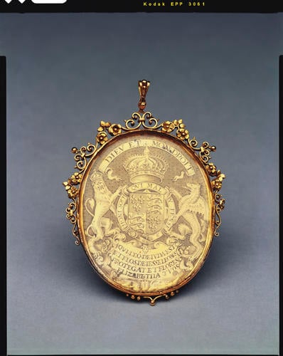 England. Elizabeth I engraved medallic portrait in an ornate gold glazed mount with integral loop for suspension