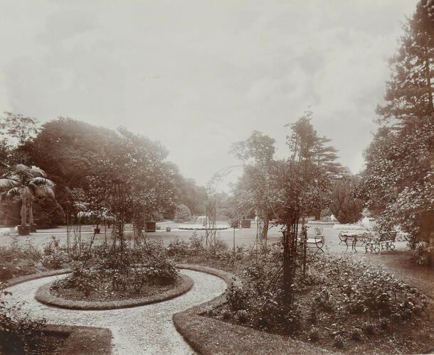 Photograph of the garden at Cambridge Cottage, Kew, 1904