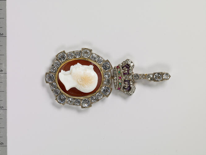 Royal Order of Victoria and Albert: Queen Victoria's badge