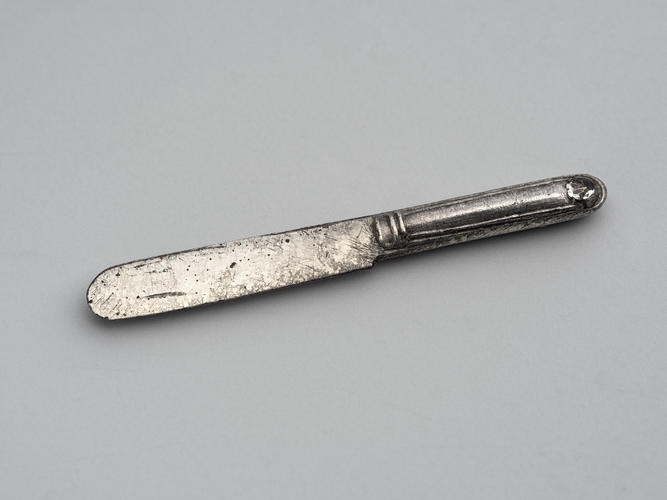 Set of dessert knives