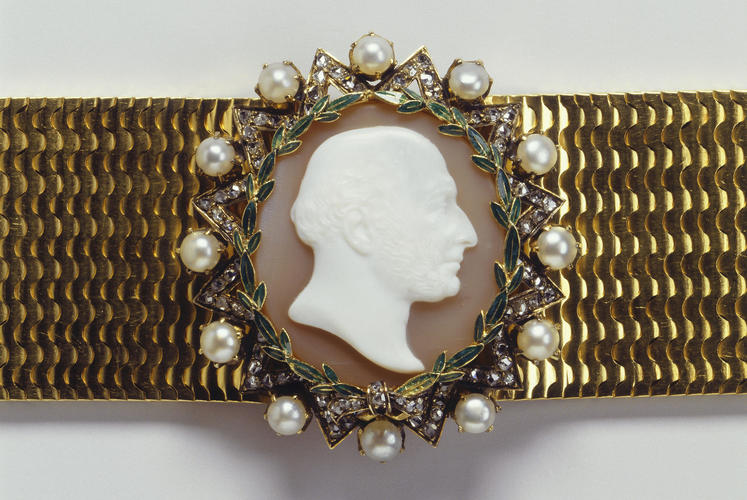 Bracelet with a cameo of Adolphus Frederick, Duke of Cambridge