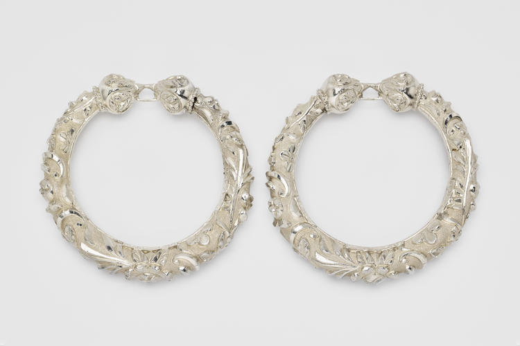Master: Pair of bracelets in a silver box