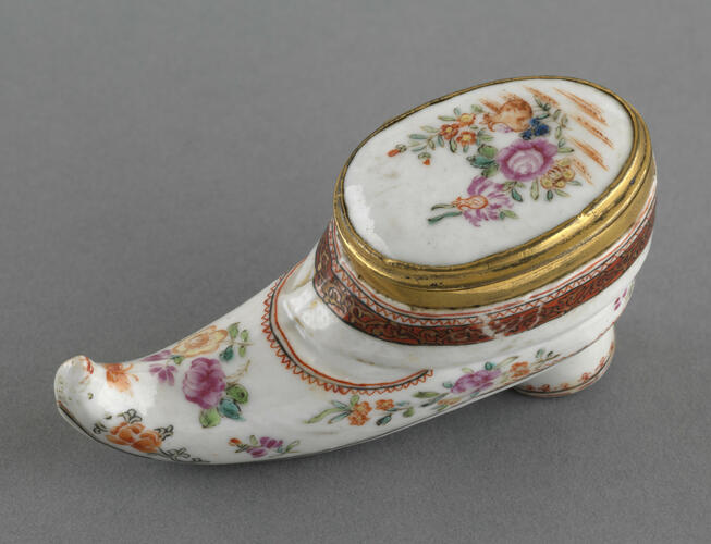 Box in the form of a shoe