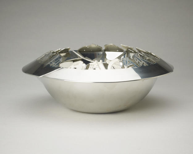 Bowl commemorating the opening of Shakespeare’s Globe Theatre, London Bowl commemorating the opening of Shakespeare’s Globe Theatre, London