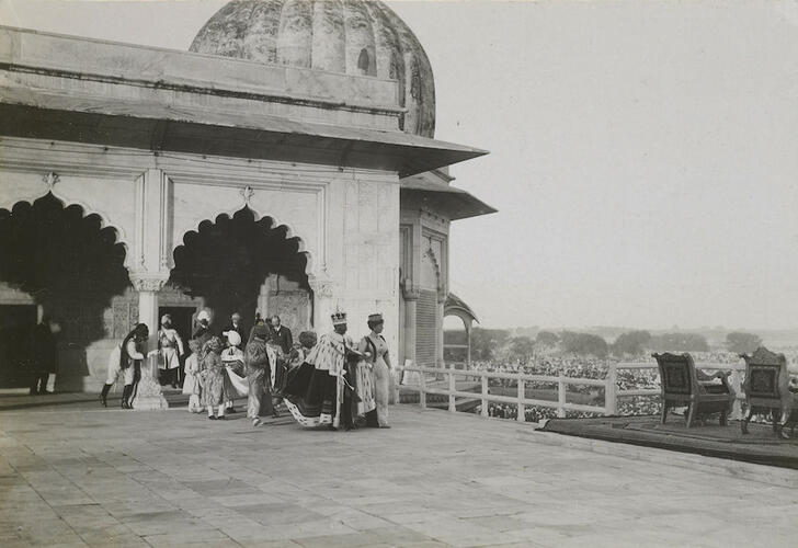 Master: Page 57 of Queen Mary's Album, Volume 15 (17th November 1909 - 16th December 1911)
Item: King George V (1865-1936) and Queen Mary (1867-1953) at Red Fort, Delhi