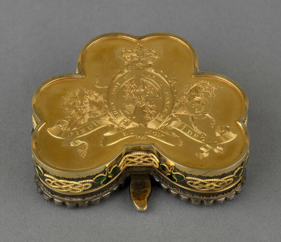 Shamrock-shaped snuff box