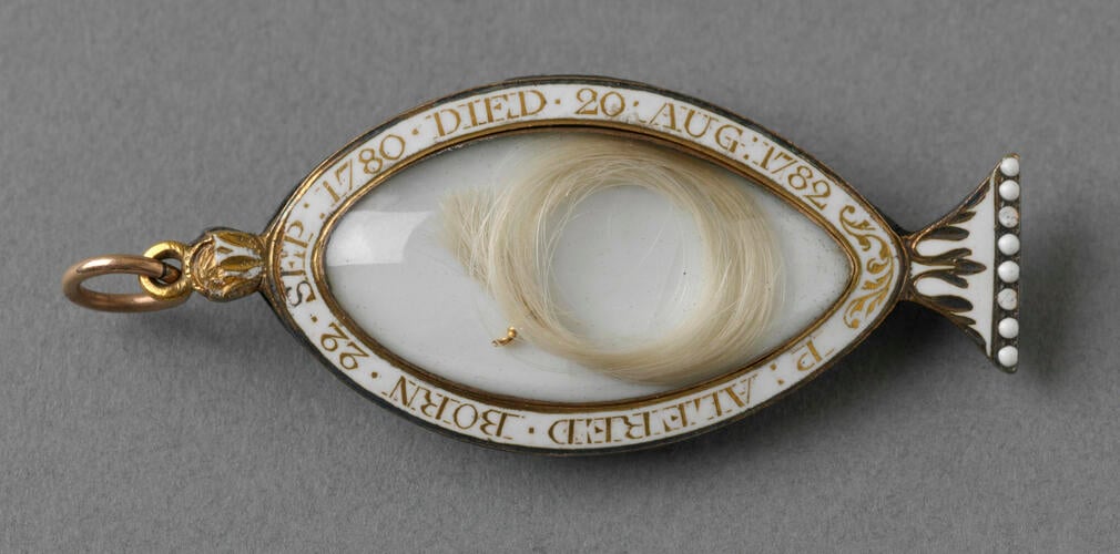 Funerary urn locket containing the hair of Prince Alfred (1780-2)