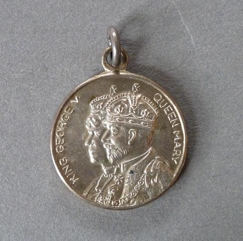 Medal commemorating the Silver Jubilee of George V and Queen Mary